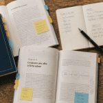 Livres entrepreneuriat livre annotés sur table