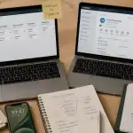 hubspot ou pipedrive sur un bureau moderne